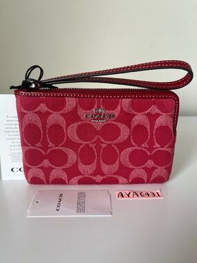 Coach Wristlet🎈🎈
